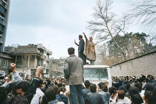 ملیحه نیکجومند بر روی سقف مینی بوس در تظاهرات علیه حجاب اجباری، اسفند ۱۳۵۷