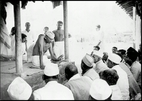 عکسِ بالا، گاندی را در روستا نشان می‌دهد، همان‌جایی که امید اش را به‌ اقدامِ رادیکال، سازنده، و خوداتکای شوراهای آن‌ به‌منزله‌ی هسته‌ی اولیه‌ی دموکراسیِ عادلانه، شکوفا و تعالی‌بخش بسته بود.